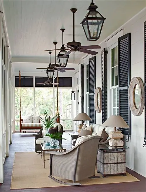 крыльцо со ставнями и подвесными фонарями