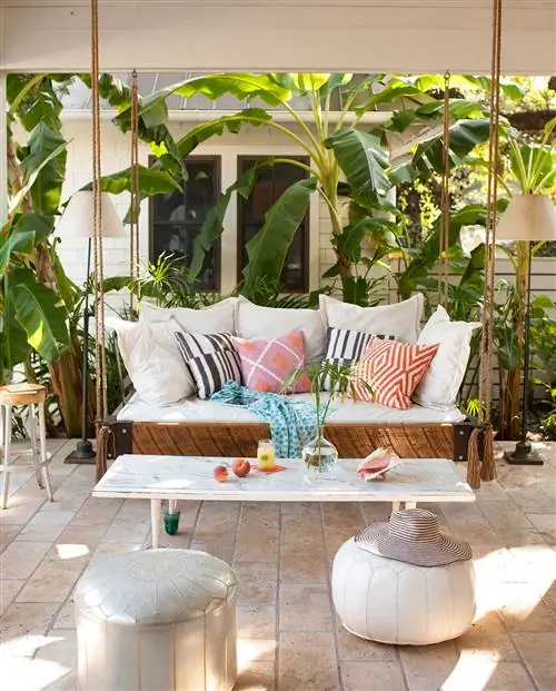 подвесные качели на веранде