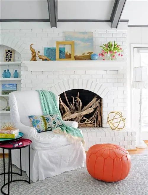 камин из белого кирпича