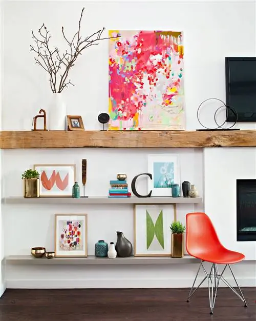 деревянная полка с искусством