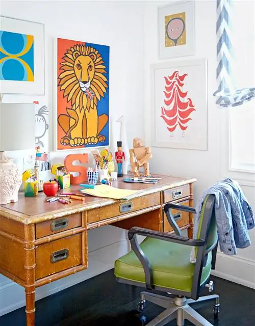 стол с зеленым стулом