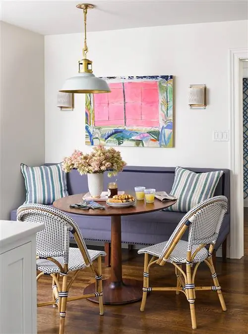 Обеденная зона с синим диваном и большим произведением искусства