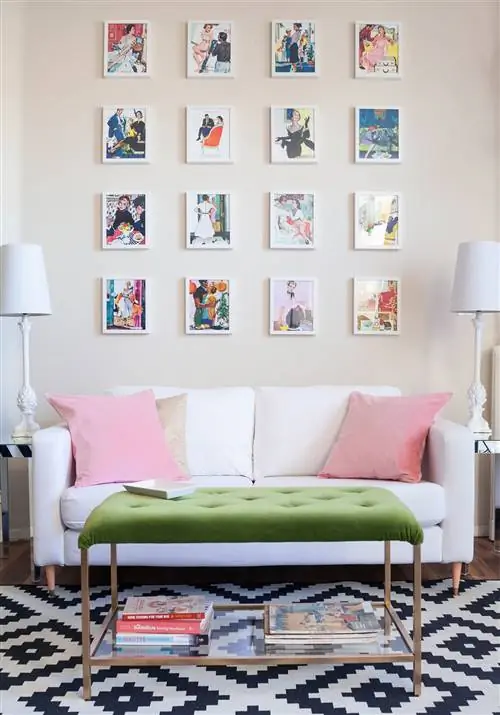 искусство над маленьким белым диваном