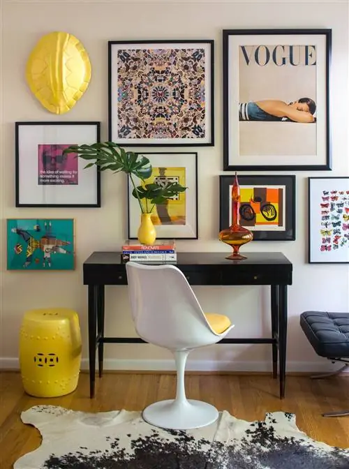 стол под искусством