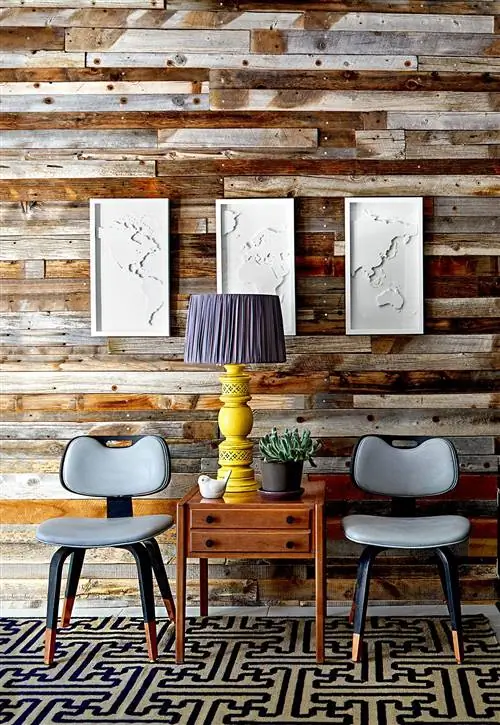 Деревенская деревянная стена с рельефными рисунками