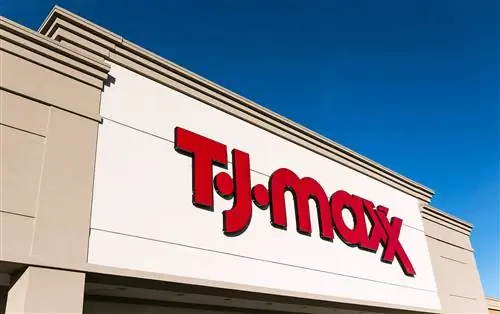 Витрина магазина TJ Maxx с голубым небом