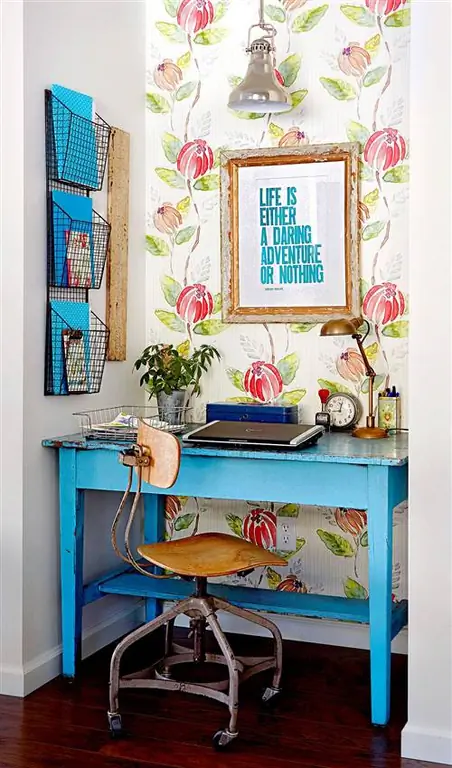 Угловой письменный стол с картинами и настенным органайзером