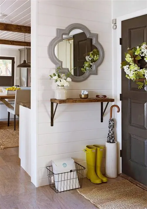 место для хранения и зеркало рядом с входной дверью