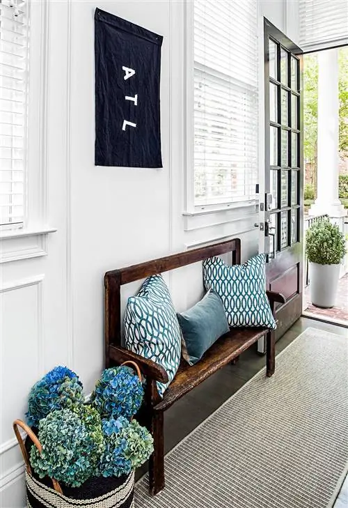 состаренная скамейка и ковровая дорожка для прихожей