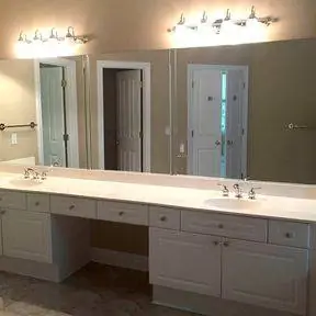 ванная комната с большой двойной раковиной