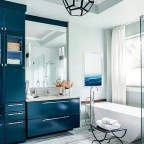 главная ванна с холодными тонами и синим шкафом