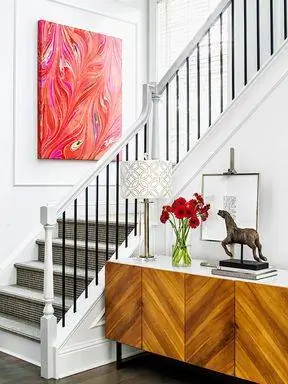 деревянный буфет возле современной белой лестницы