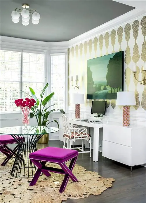 домашний офис с серым потолком и золотыми обоями