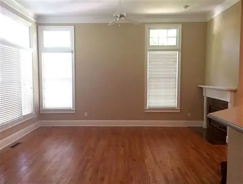 гостиная до съемки с коричневыми стенами