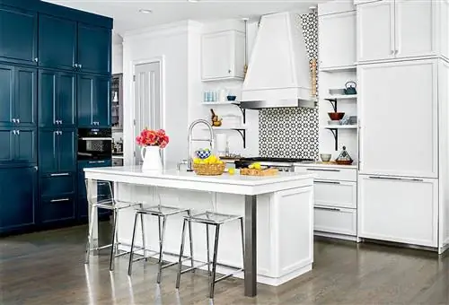 темно-синие шкафы в современной белой кухне