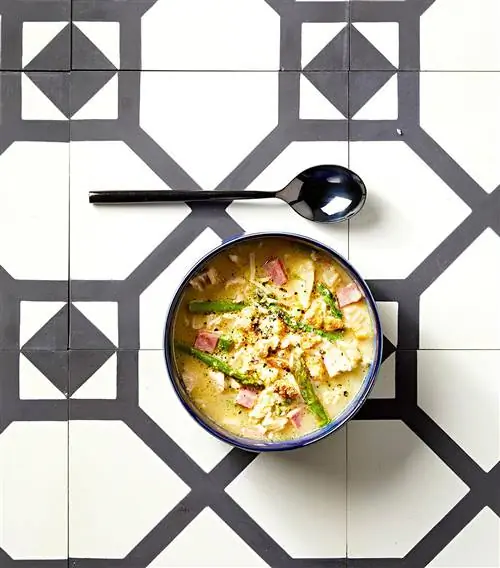 Куриный суп Кордон Блю на кафельной поверхности