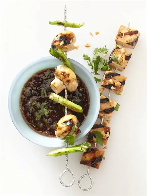 Шашлычки из тофу, грибов и лука со сливовым соусом