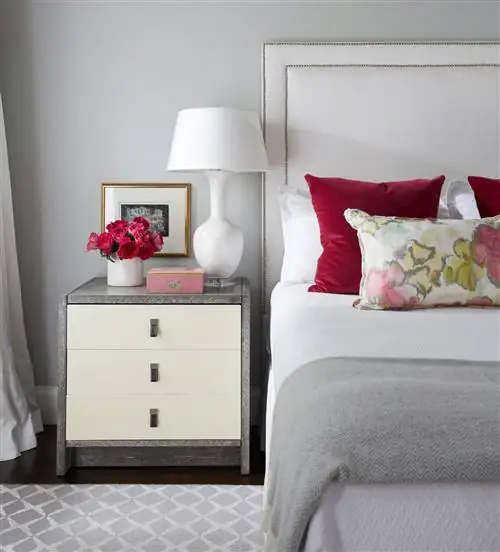 серо-розовая цветовая гамма спальни