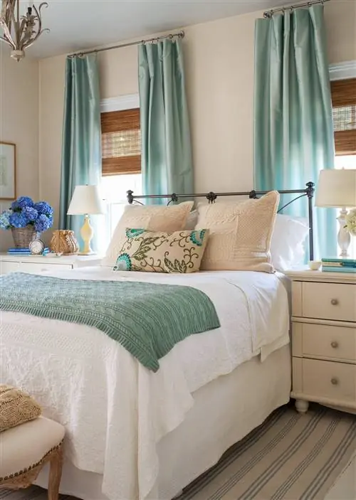 бело-голубое пространство спальни