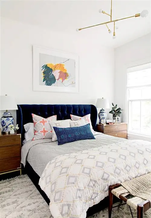 Спальня с геометрическим одеялом и картинами