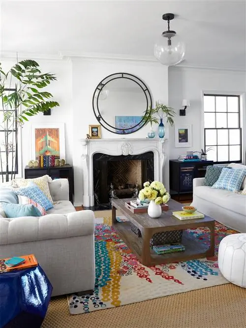 гостиная в нейтральных тонах с яркими акцентами