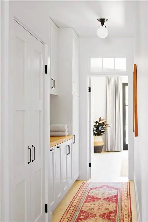 белая прихожая с красным ковром