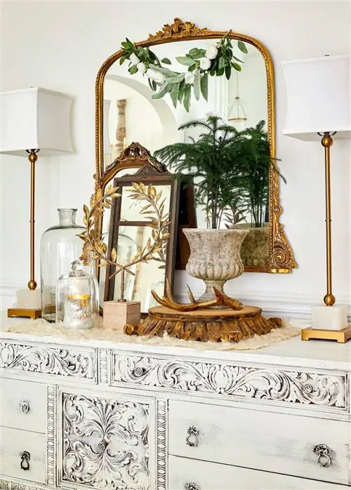 золотое и кремовое зеркало на комоде