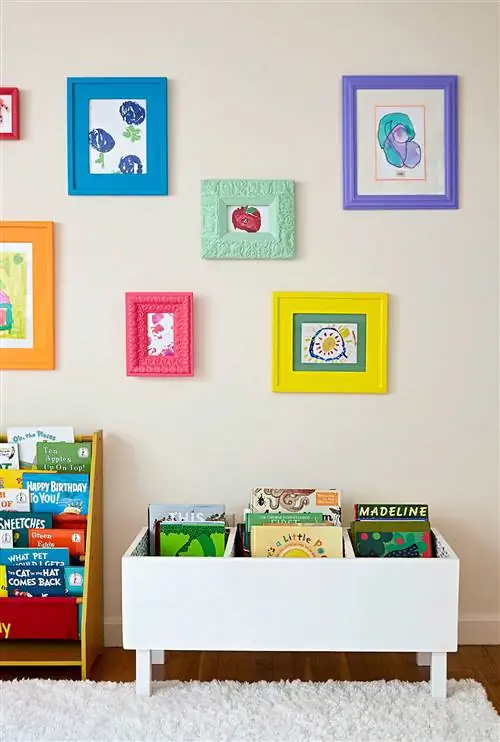 красочные рамы и книги в игровой комнате