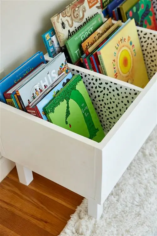 детские книги в белой корзине