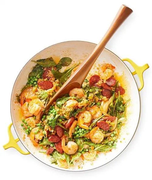 Чоризо и паэлья с креветками на сковороде