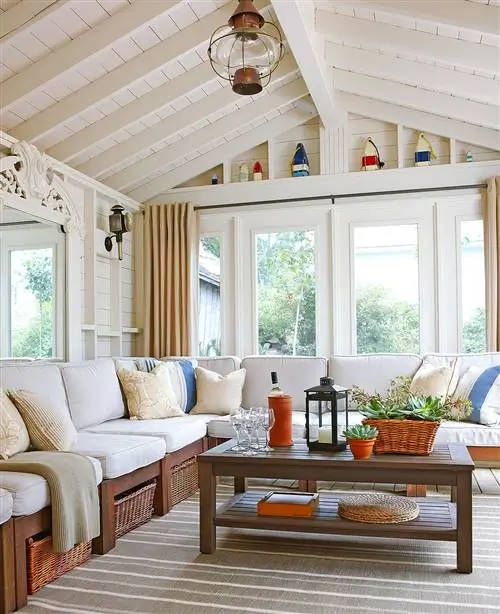 открытый сводчатый потолок солярия и большая угловая секционная