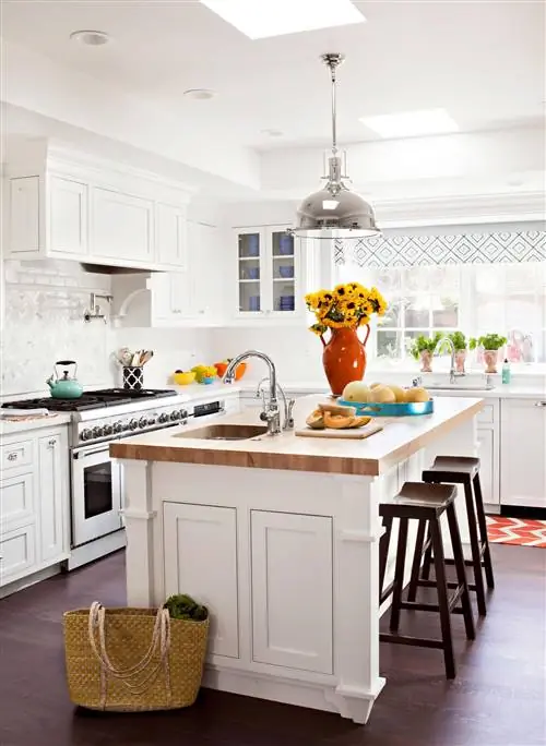 после кухни белый с большим островом