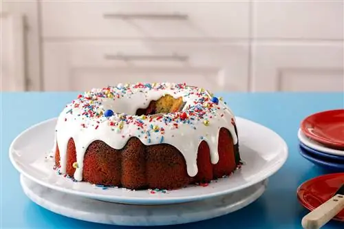 Закрученный торт Четвертого июля Bundt Закрученный торт Четвертого июля Bundt