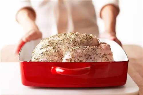 Жареная курица в жаровне для запекания