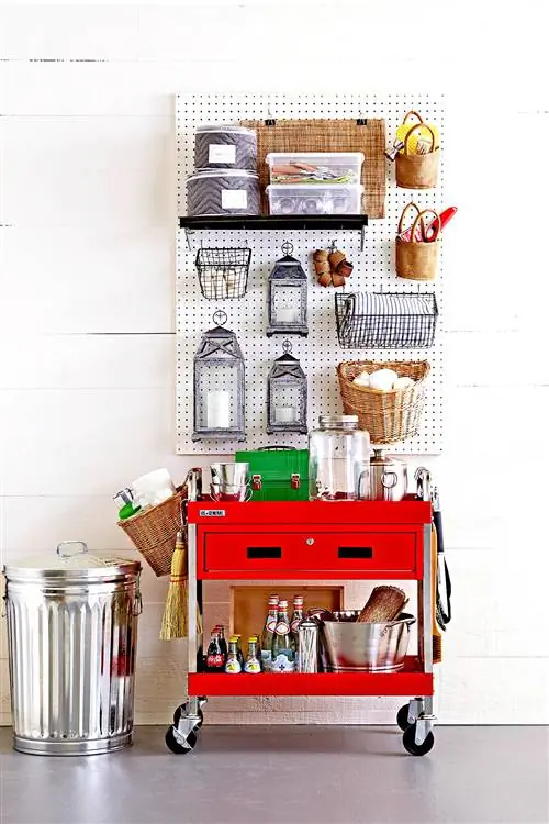 Pegboard за ящиком для инструментов