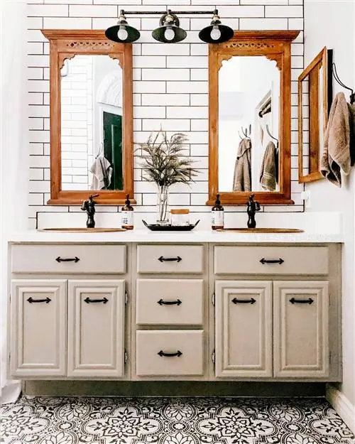 Ванная комната Fiddle Leaf Interiors с осенней композицией Ванная комната Fiddle Leaf Interiors с осенней композицией