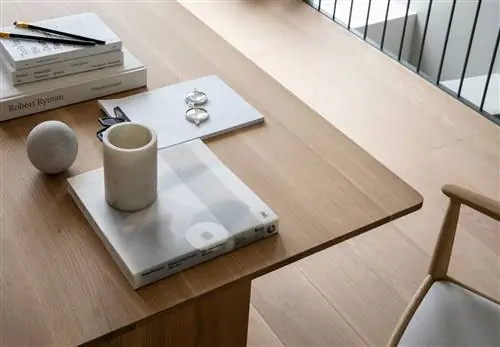 белые книги на столе