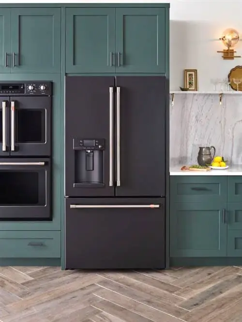 черный холодильник с бирюзовой кухней и мраморной столешницей с лимонами