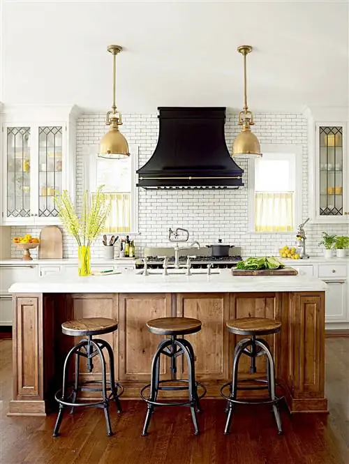 кухня с барной стойкой и табуретками