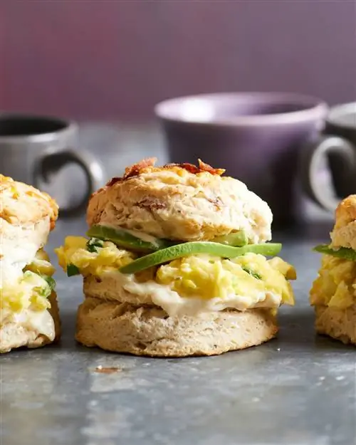 Бутерброды с яйцом и беконом