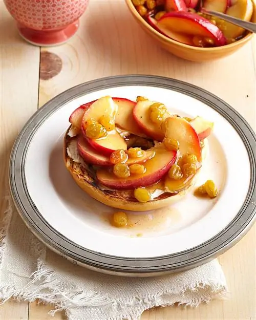 Поджаренные рогалики с яблочным компотом на завтрак