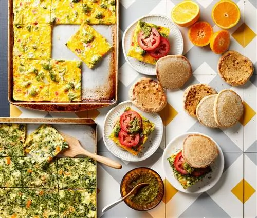сковорода и тарелки яичных квадратов с брокколи и чеддером