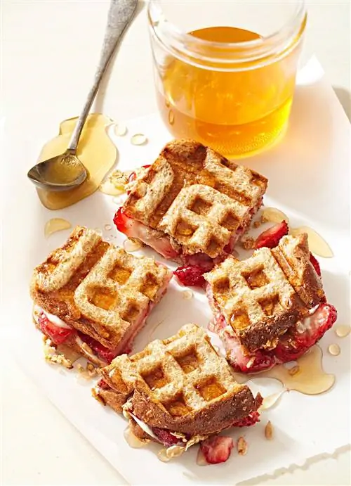 Бутерброды с клубникой и кремом, вафлями и медом