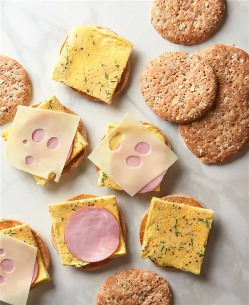 Бутерброды с яйцом в морозильной камере