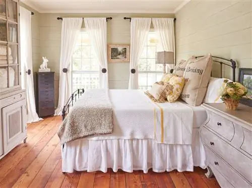 Интерьер спальни с одеялом и подушками на кровати