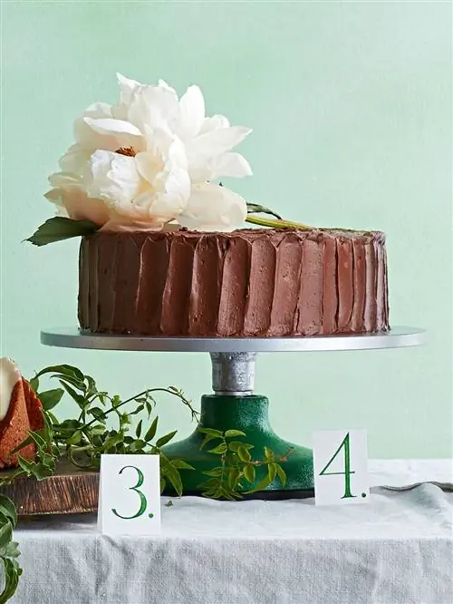 Желтый торт с соленым шоколадным ганашем