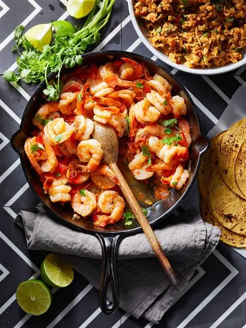 Креветки Ранчеро в чугунной сковороде с рисом, лепешками и кинзой
