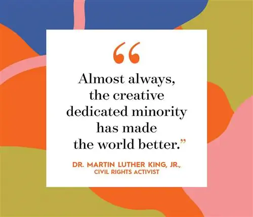 Цитата доктора Мартина Лютера Кинга на многоцветном фоне