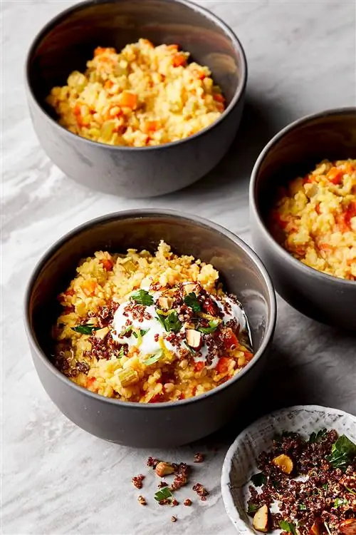 Лимонно-желтая чечевица в черных мисках