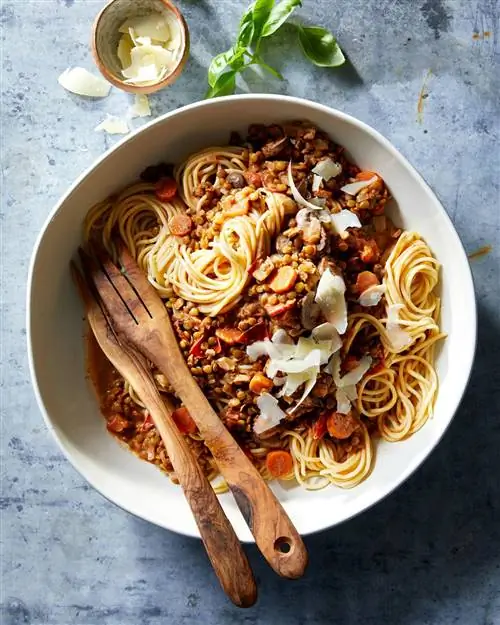 блюдо из спагетти с чечевицей Болоньезе